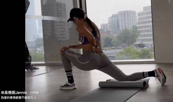 这时候，萧初然看了看时间，已经十点多了，爸妈不知道为什么还没到。